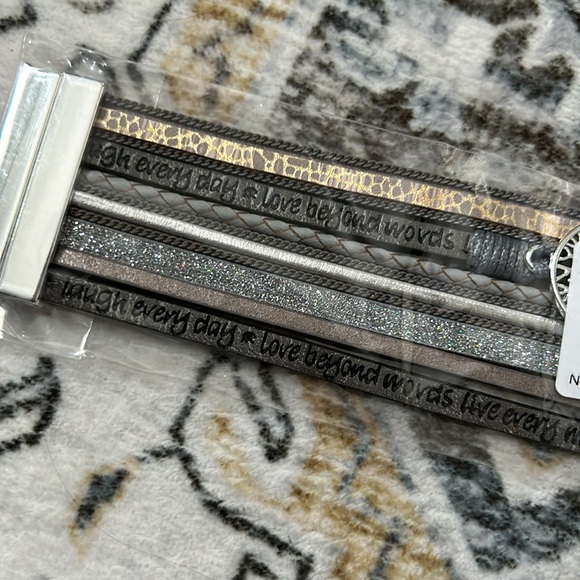 Accessories bundle - toque, scarf, and magnetic bracelet - Picture 2 of 4